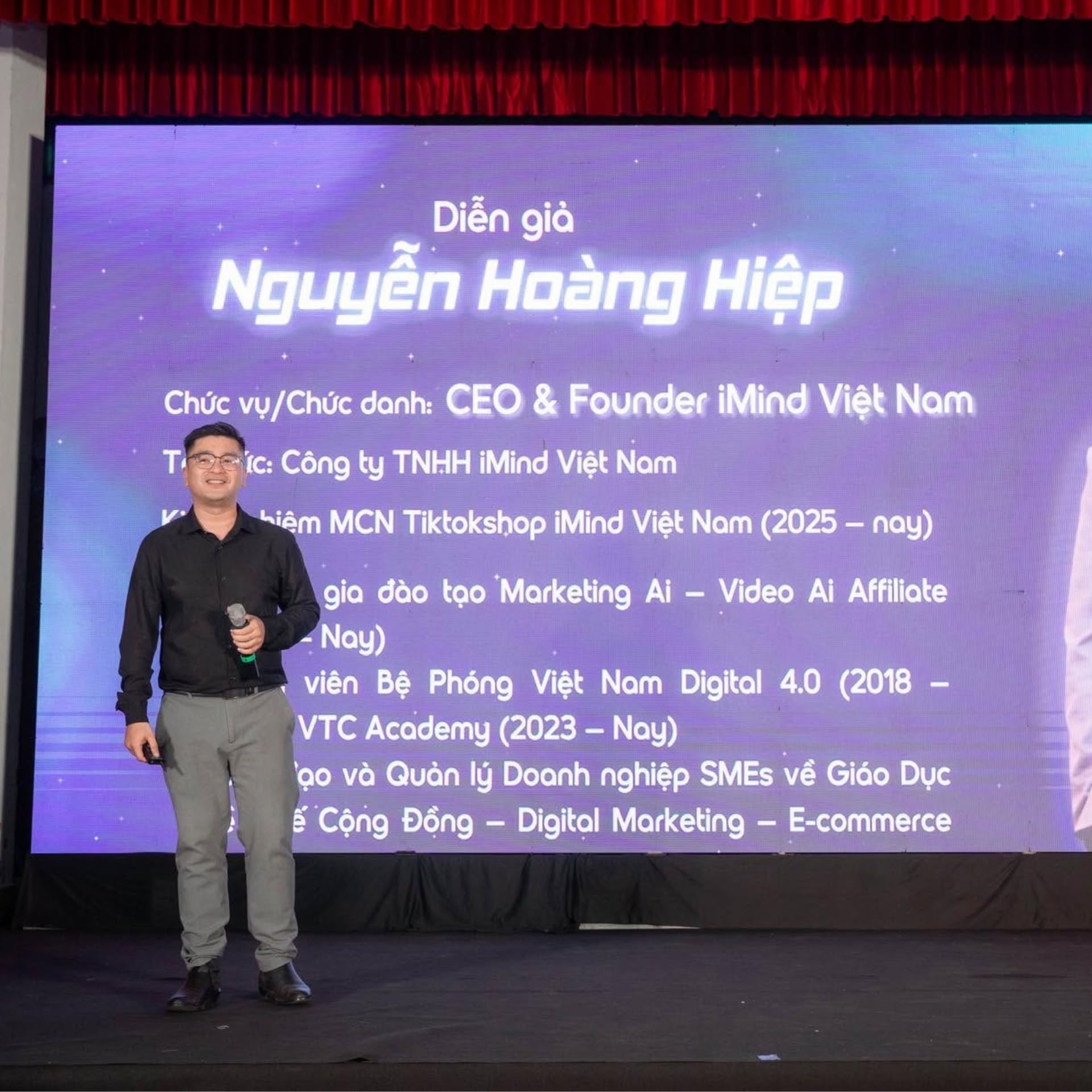 Diễn giả Nguyễn Hoàng Hiệp chia sẻ trong khóa học affiliate ai mastery